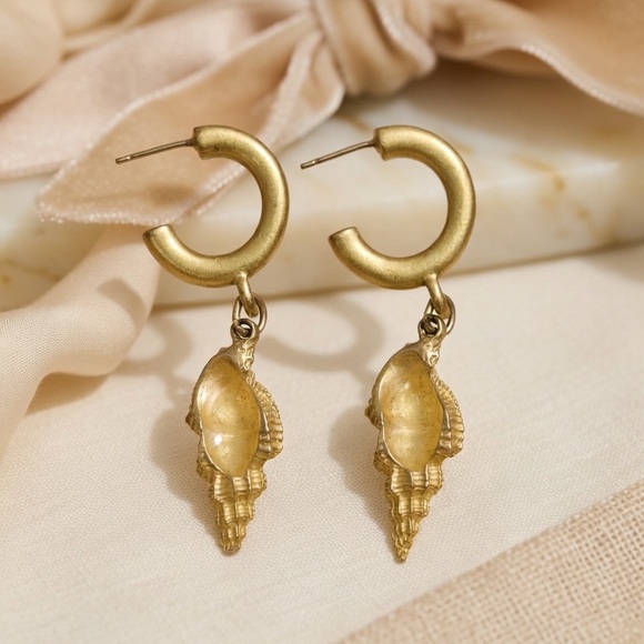 Vintage Gold Tone Hoop Dangle Seashell Charm Earrings Beach Ocean Shore Fashion - Picture 3 of 3